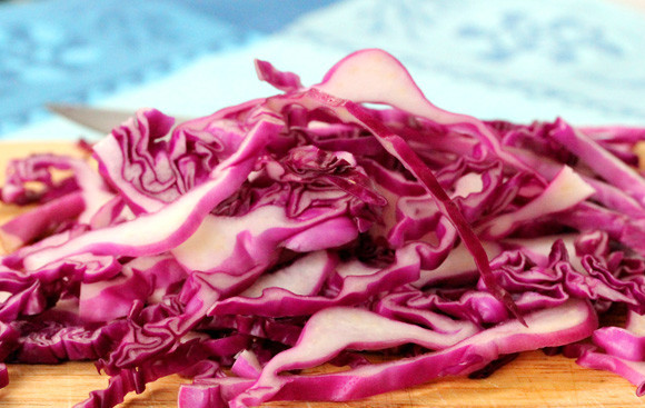 1. Этап. Салат под соусом: 5. В рецепт приготовления салата под соусом можно использовать не только фиолетовую капусту, но и другие овощи по вкусу.