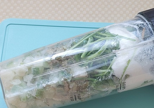 1. Этап. Смузи из стеблей листовой зелени: Сложить ингредиенты смузи в блендер (кроме воды)