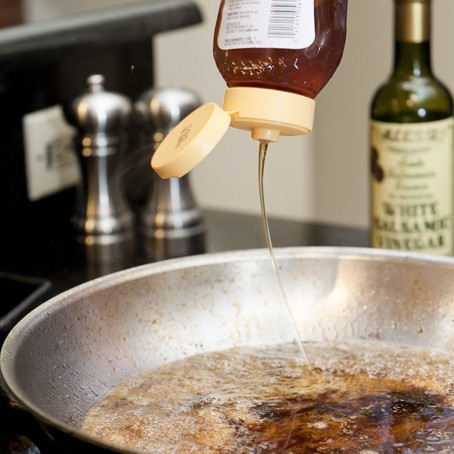 1. Этап. Салат со шпинатом и беконом: 7. К жиру и уксусу добавьте вино. Тщательно перемешайте до однородной массы.