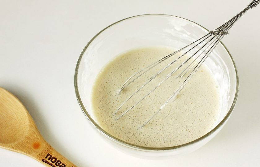 1. Этап. Заливной луковый пирог: Перемешайте все до однородного состояния.