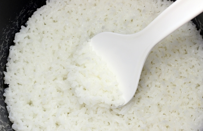 1. Этап. Роллы с консервированным тунцом: Сварите рис. Не солите его, рис должен быть пресным.