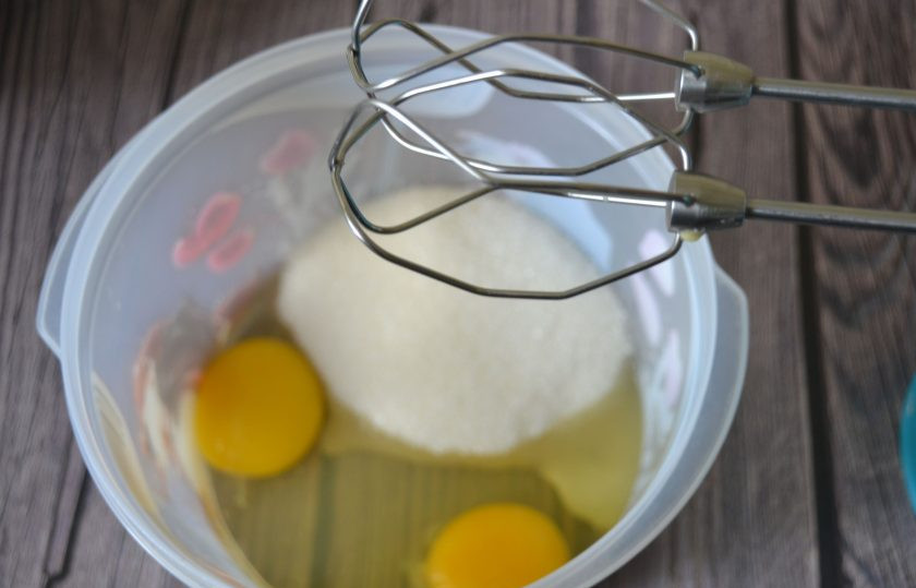 1. Этап. Манник с яблоками на сметане: В емкость для взбивания вбейте два яйца, добавьте соль и сахар, взбейте.