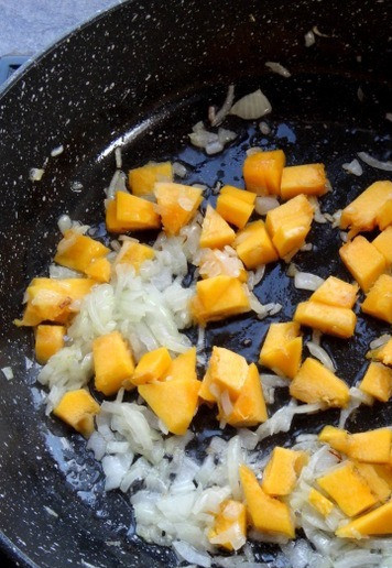 1. Этап. Сливочный булгур с тыквой: Добавить к луку тыкву. Перемешать.