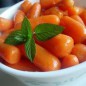 Стеклянная морковь Налейте апельсиновый сок в морковь и хорошо перемешать. Варить на медленном огне в течение 5 минут. Добавьте коричневый сахар, сливочное масло, соль. Варить пока сахар не раствориться. Приятного аппетита!!! Очистите и поместите морковь в неглубокой кастрюле, и залить водой что бы покрыла. Отварить до готовности. Слейте воду.