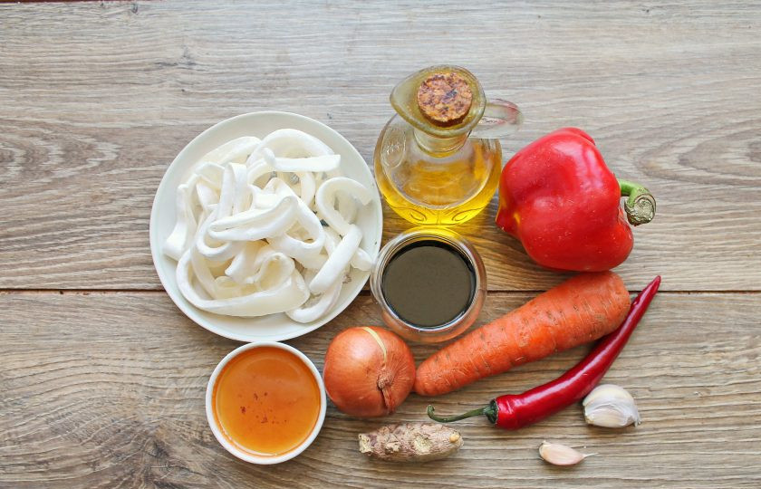 1. Этап. Кальмары по-азиатски: Подготовьте все необходимые ингредиенты для приготовления кальмаров по-азиатски. Овощи промойте и обсушите. Кальмары разморозьте и почистите. Я взяла уже подготовленные кольца.