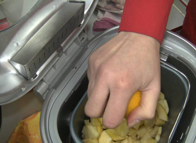 1. Этап. Варенье из яблок в хлебопечке: Выдавите половинку лимона.