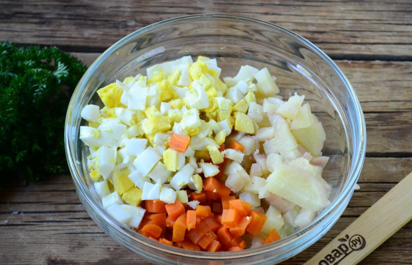 1. Этап. Салат Оливье в лаваше: Все ингредиенты нарезаются мелким кубиком. Размер зависит от личных предпочтений. Нарежьте картофель, морковь и яйца.