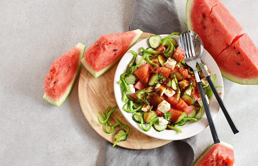 1. Этап. Салат из арбуза: Смешайте лимонный сок и соевый соус, полейте салат. Поперчите по вкусу. А вот солить нужно осторожно, возможно, соевого соуса и брынзы будет вполне достаточно.