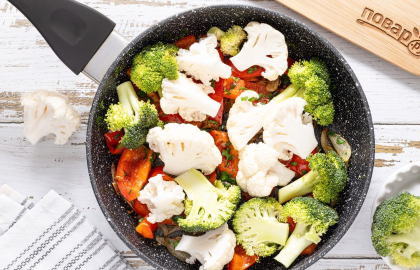 1. Этап. Картофель с брокколи и цветной капустой: Брокколи и цветную капусту разделите на небольшие соцветия. Добавьте в сковороду. Тушите овощи под крышкой 4-5 минут.