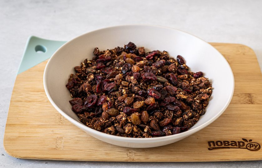 1. Этап. Шоколадная гранола: В готовую гранолу добавьте изюм и сушеную клюкву. Еще раз перемешайте.
