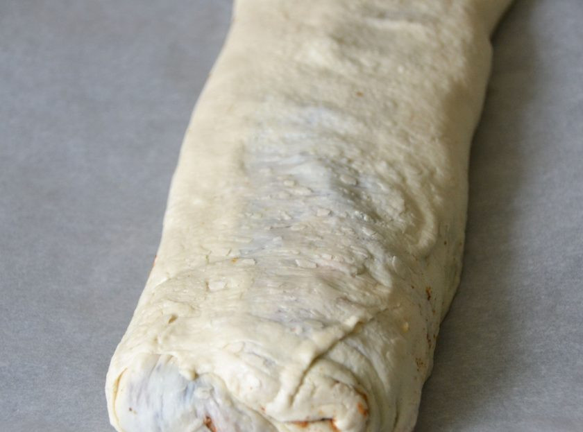 1. Этап. Штрудель со сливой: Аккуратно сверните тесто в рулет, перенесите на лист для выпечки.