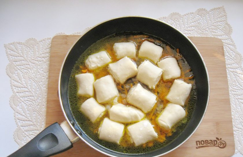 1. Этап. Бешбармак по-нанайски: Залейте водой или бульоном, немного посолите и поперчите.