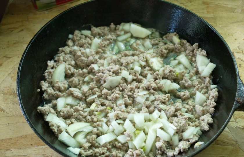 1. Этап. Ленивые пирожки с мясом: К фаршу добавьте нарезанный репчатый лук. Быстро перемешайте и тушите 5 минут. Если весь процесс приготовления начинки начать с лука, получим сухую начинку с карамельным луком.