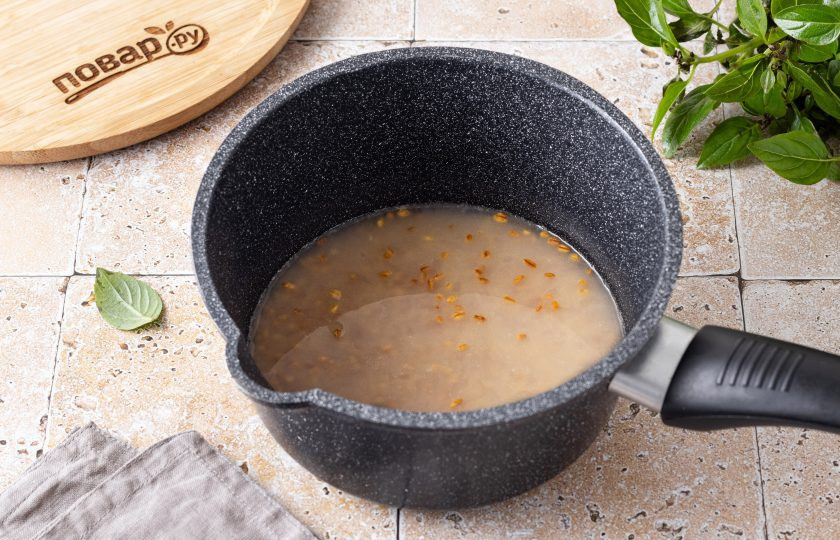 1. Этап. Булгур с соевым соусом: Затем влейте горячую воду, чуть-чуть посолите и варите 15 минут под крышкой.