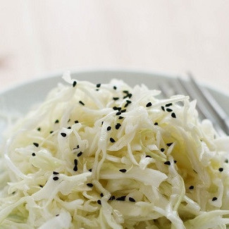 Салат из свежей капусты с чесноком