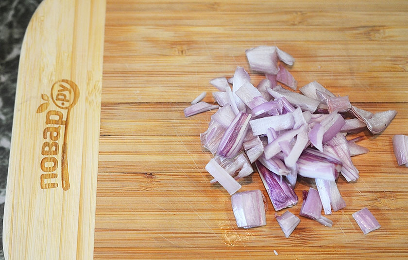 1. Этап. Славянский салат: Лук нарежьте кубиком и добавьте к остальным ингредиентам.