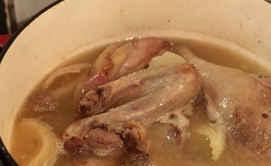 1. Этап. Утка, тушенная с черносливом: А теперь заливаем мясо утки горячей водой так, чтобы она лишь слегка покрывала утку. Добавляем оставшиеся соль и перец. Закрываем крышкой казан, тушим утку на маленьком огне часа 2-2.5. Следите за уровнем воды в казане, если надо - немного подлейте её. Время готовки зависит от качества утки. Минут за 15 до готовности добавим пряные сухие травы.