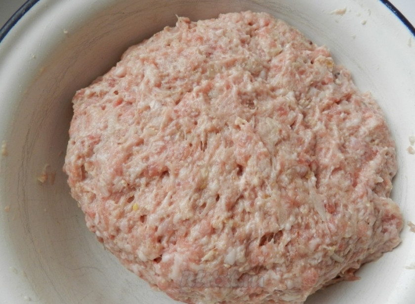 1. Этап. Котлеты с грибами и сыром: 5. В получившийся фарш вбиваем яйцо, добавляем соль, перец и другие специи. Тщательно все перемешиваем до однородной массы. Отправляем фарш в холодильник примерно на 30 минут, чтобы он настоялся.