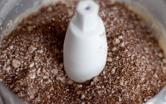 1. Этап. Маффины с шоколадной посыпкой: 4. Добавить 3/4 чашки посыпки и перемешать резиновым шпателем.