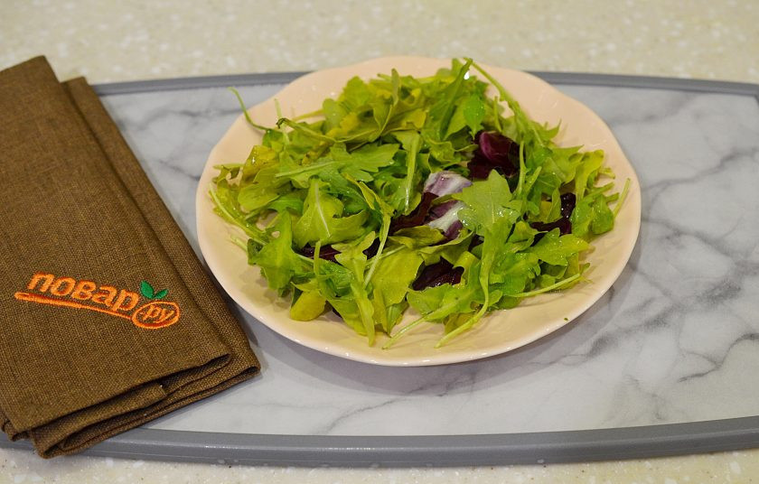 1. Этап. Слоеный салат с авокадо: 1. На тарелку для подачи салата выложите листья салата, шпинат или руколу.