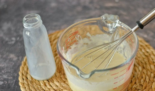 1. Этап. Блины на сливках: Как только вы вмешали все сливки, дайте тесту постоять 10-15 минут, чтобы клейковина в муке набухла и тесто стало более эластичным. Так ваши блины не будут рваться. После того, как тесто постояло, оно может стать гуще. Поэтому отрегулируйте густоту если необходимо, добавив немного сливок. В самом конце всыпьте в тесто разрыхлитель и тщательно перемешайте.