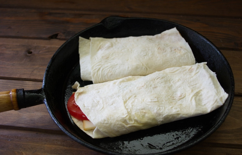 1. Этап. Лаваш с копченым сыром: В сковороду влейте немного растительного масла и обжарьте с двух сторон.