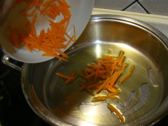 1. Этап. Баранина в сладком соусе: Раскалите на сильном огне сковородку с оливковым маслом. Пассеруйте в течение двух минут морковь.