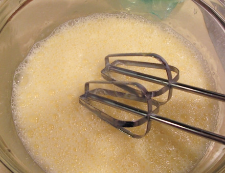 1. Этап. Блины с индейкой: 4. Для приготовления теста взбейте в глубокой мисочке яйца со щепоткой соли и сахара. Добавьте молоко и муку, влейте растительное масло.