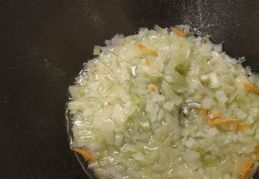 1. Этап. Жареная капуста с баклажанами и перцем: Ставим на плиту сковороду (у меня казан), наливаем масло, и выкладываем сначала лук, который обжариваем до полупрозрачного состояния.