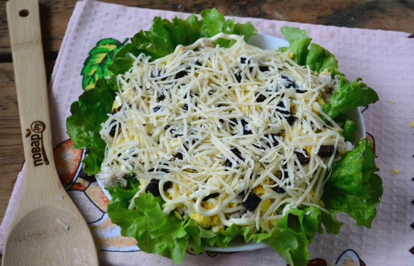 1. Этап. Салат Новогодние часы: Яйца очистите, отделите желтки от белков. Желтки разомните вилкой и выложите вторым слоем. Сверху смажьте майонезом. Чернослив порежьте как можно мельче и выложите на желтки. Снова смажьте небольшим количеством майонеза. Твердый сыр натрите на мелкой терке и выложите следующим слоем.