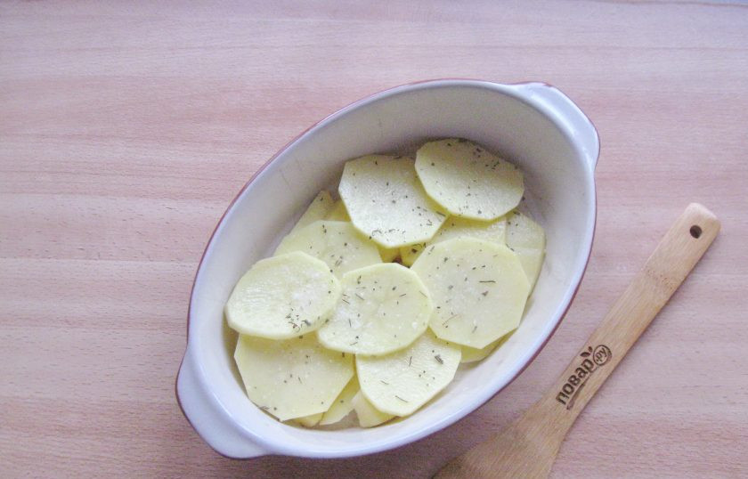 1. Этап. Калалаатикко: Картофель очистите, помойте и нарежьте пластинками. Половину картофеля выложите в форму для запекания. Посолите и поперчите по вкусу.