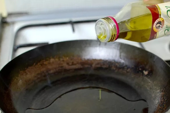 1. Этап. Спагетти с мясом: 1. Для начала разогрейте сковороду с небольшим количеством растительного масла.