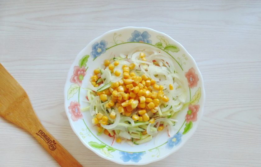 1. Этап. Салат Лиза: Выложите кукурузу в салатник, предварительно слив рассол.