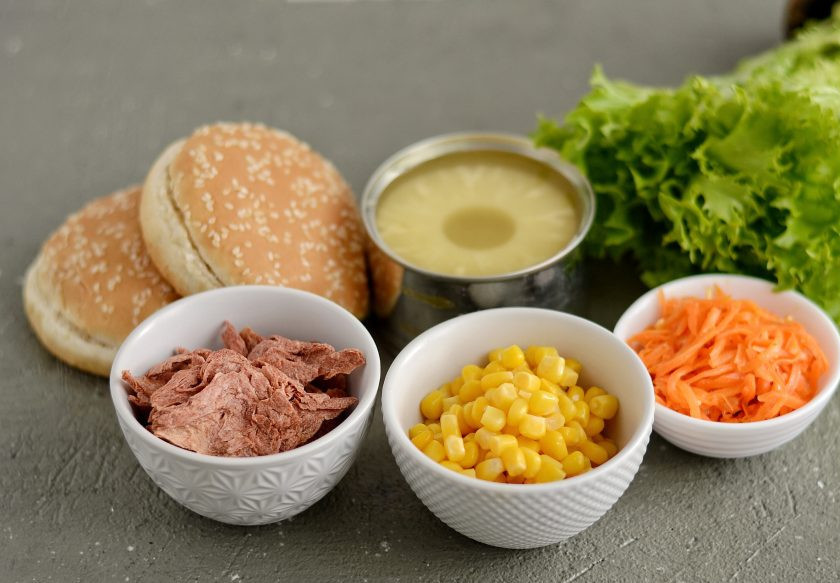 1. Этап. Бургер с ананасом: Подготовьте все ингредиенты.