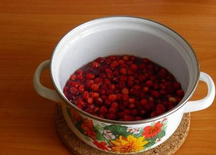 1. Этап. Земляничное варенье быстро: Чистую землянику перекладываем в сироп и ставим на средний огонь.