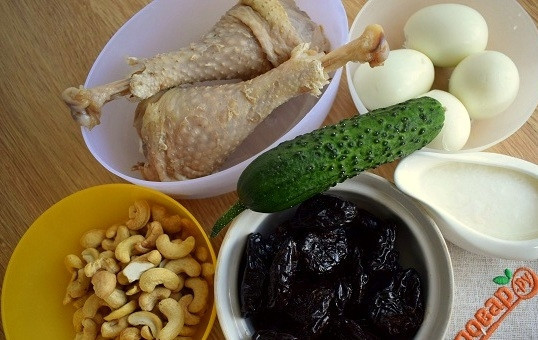 1. Этап. Салат Нежность с курицей и черносливом: Подготовьте необходимые продукты. Мясо отварите до готовности и остудите. Яйца отварите и очистите от скорлупы. Чернослив залейте горячей водой на 10 минут, откиньте на сито. Если купили уже очищенные орехи, промойте их под водой и просушите.