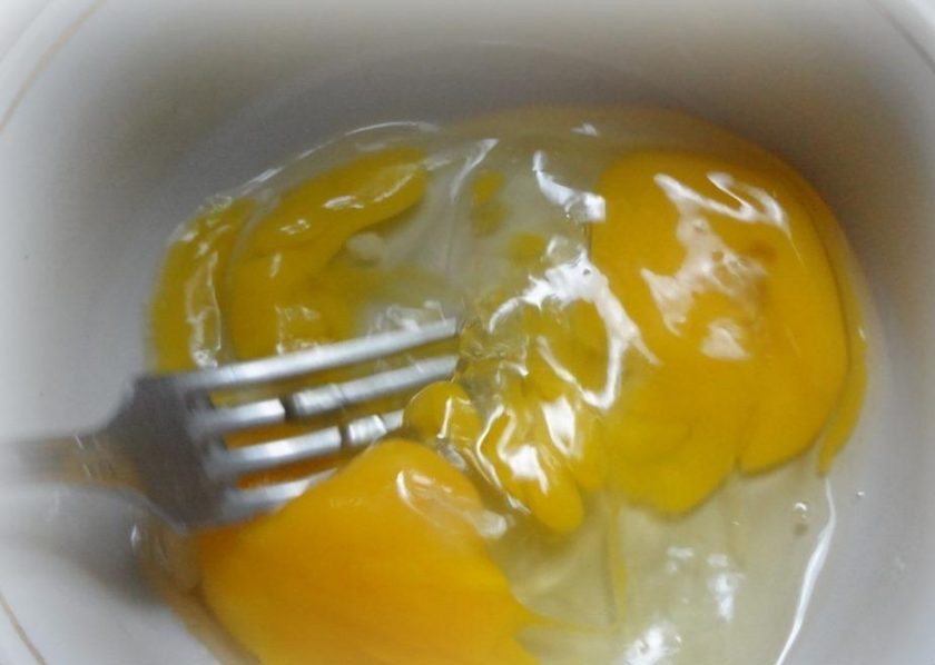 1. Этап. Бурый рис на сковороде: Яйцо в миске взбейте до пены.