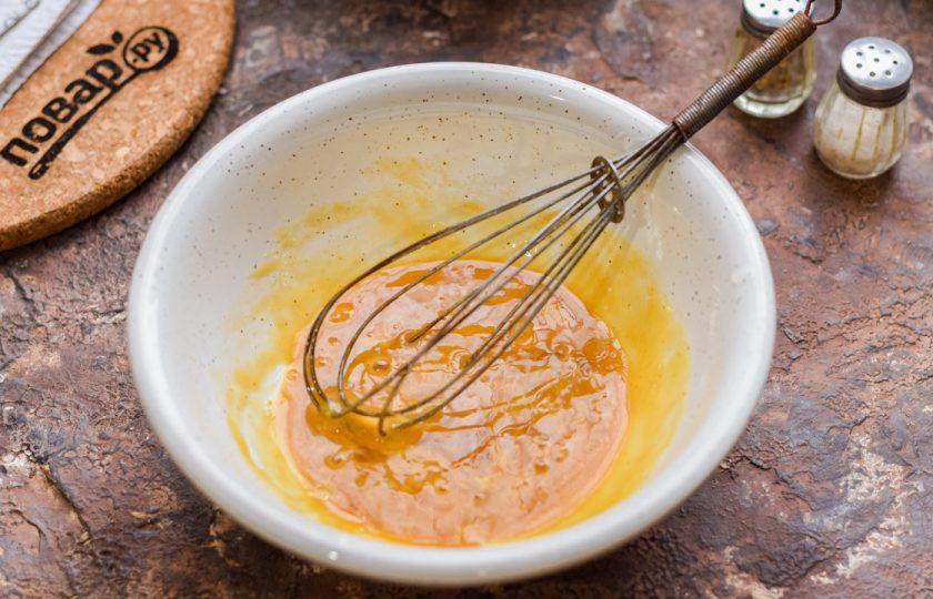 1. Этап. Салат Цезарь от Гордона Рамзи: Взбейте все при помощи венчика.