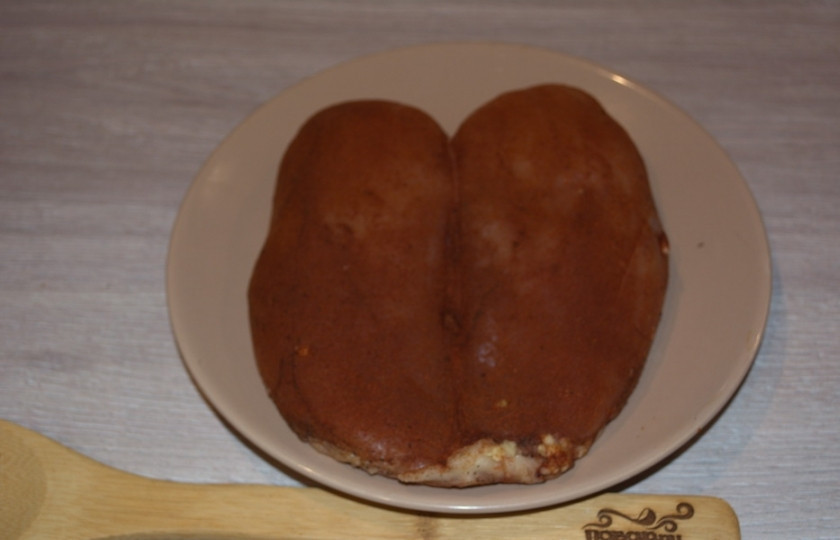 1. Этап. Балык из мяса: Миску с натертым мясом затяните пленкой или переместите в судок и поставьте в холодильник. Там мясо пробудет от 6 до 12 часов. После мясо следует промыть хорошо под проточной водой, смыв все специи. Обсушите. Натрите снова выдавленным через пресс чесноком и большим количеством паприки, добавив к ней немного черного молотого перца (для остроты). Мясо должно выглядить, как бастурма, полностью быть покрытым слоем паприки. У меня ушло 2 пачки (каждая по 25 г.) на такое количество мяса.