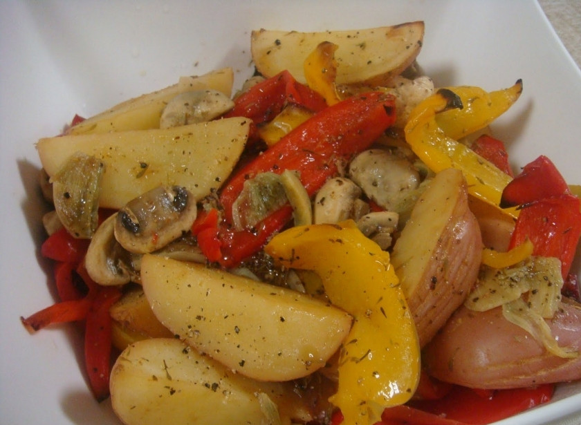 1. Этап. Картошка с грибами в мультиварке: Как мультиварка выключится - добавляем мелконарезанную зелень. Закрываем крышкой и даем блюду потомиться минут 15, пропитаться ароматами.