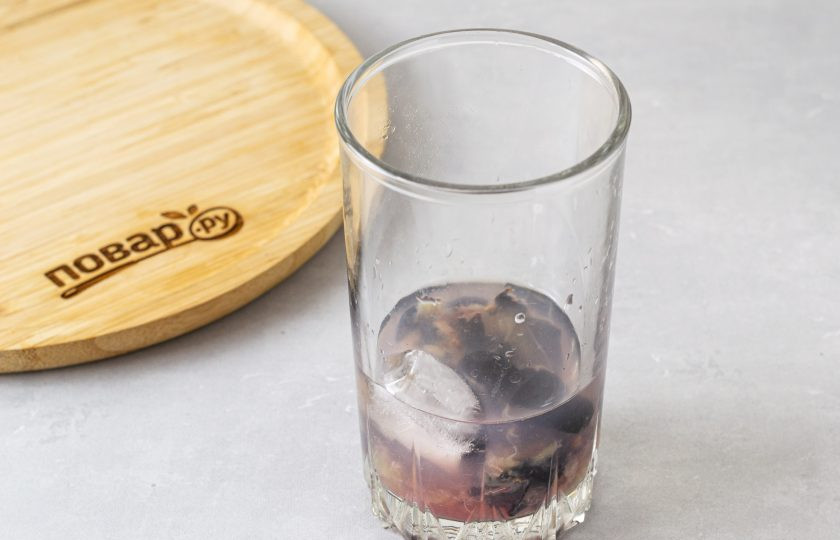 1. Этап. Виноградный физ: Переложите давленый виноград в высокий стакан, влейте водку и добавьте пару кубиков льда. Взболтайте.