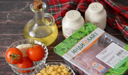 1. Этап. Новогодние макароны с индейкой и песто: Подготовьте все необходимые продукты. Количество продуктов рассчитано на 1 порцию. Для приготовления этого блюда вы можете использовать как филе грудки индейки, так и филе бедра. Я предпочитаю красное мясо индейки, поэтому буду использовать филе бедра индейки ТМ 