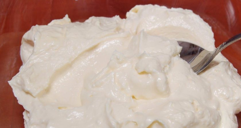 1. Этап. Торт Творожник: Творог взбейте погружным блендером, долбавьте сметану, яичные желтки и перемешайте до однородности.