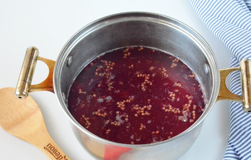 1. Этап. Морс из красной смородины: Залейте водой и доведите до кипения. Варите 5 минут.