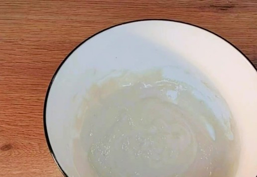 1. Этап. Булочки-трубочки с творогом и повидлом: 2. Приготовим опару. Вливаем в миску теплое молоко (80 мл). Всыпаем 1 ст. л. сахара, сухие дрожжи (5 г) и 3 ст. л. муки, перемешиваем и оставляем на 30 минут или до появления пеной шапочки.