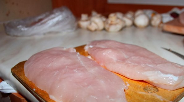 1. Этап. Курица диетическая с грибами: Филе можно разрезать пополам. Слегка отбейте, но не сильно.