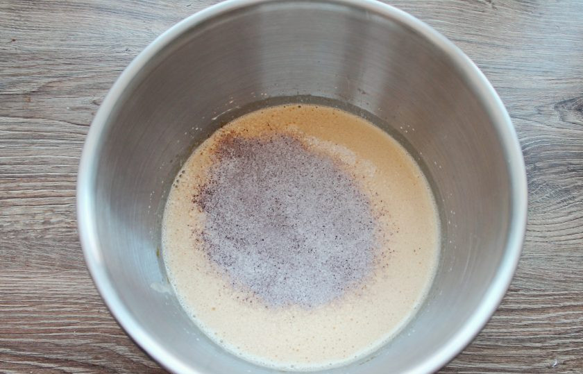 1. Этап. Янтарный торт: Просейте в миску с взбитыми яйцами муку с какао.