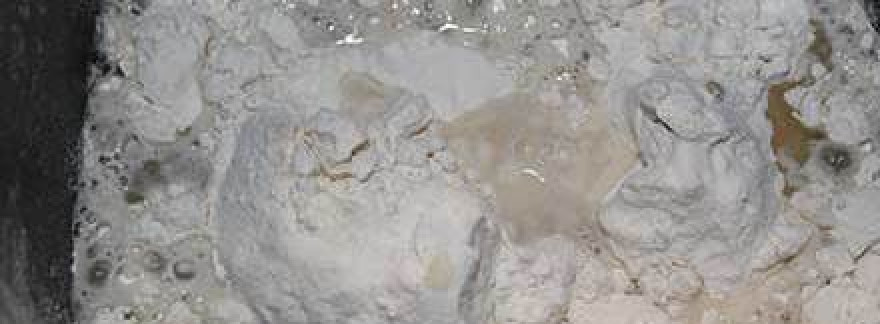 1. Этап. Кукурузный хлеб в мультиварке: 1. В теплой воде разводим дрожжи с сахаром, солью и растительным маслом.Понемногу вмешиваем муку.