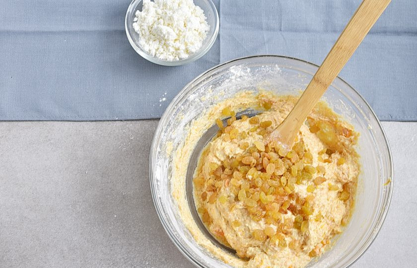 1. Этап. Пирог из тыквы в мультиварке: Влейте уксус и размешайте, добавьте изюм и еще раз легко перемешайте тесто.