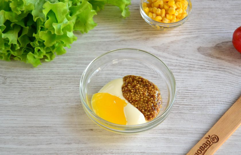 1. Этап. Салат с гренками: А теперь подготовим соус. В небольшой пиале смешайте майонез, мед и горчицу.